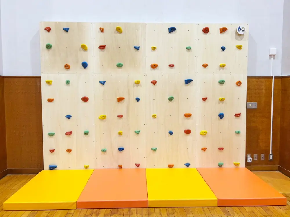 ボルダリング壁　素地（シナベニヤ・ラワン合板）仕様