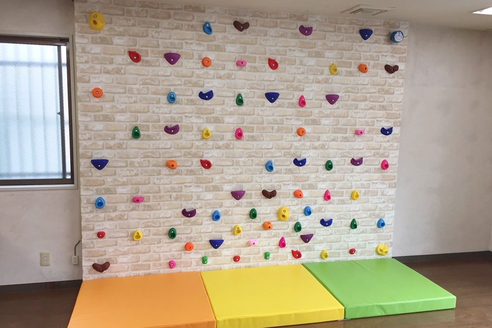 保育園・幼稚園・放課後等デイサービスなど施設向け子ども用ボルダリング設置も可能
